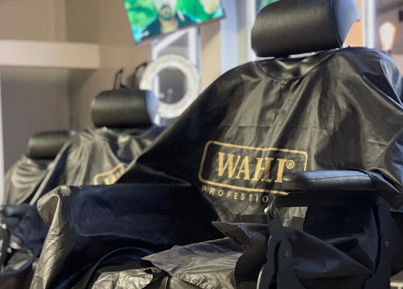 Moderna silla de barbero en Marbella Barberia y Peluqueria, Udaondo, Provincia de Buenos Aires, AR.