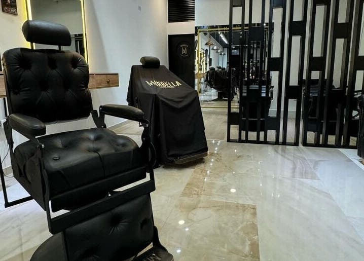 Interior elegante de Marbella Barberia y Peluqueria en Udaondo, Provincia de Buenos Aires, AR.