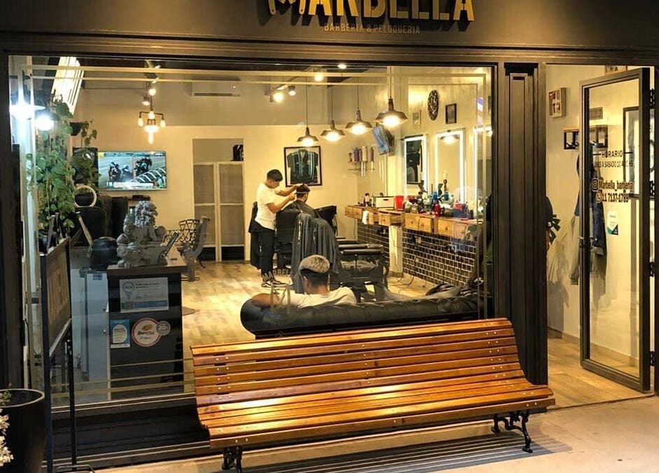 Vista exterior de Marbella Barberia y Peluqueria en Udaondo, Provincia de Buenos Aires, AR, mostrando su acogedora iluminación.