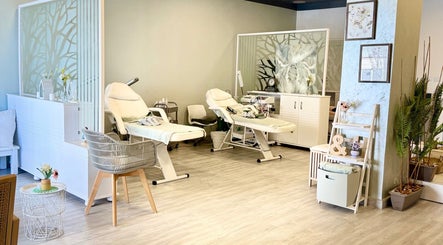 Elegant treatment room at La Spa Beauty Lounge, Amman, Amman Governorate, JO, featuring comfortable chairs.