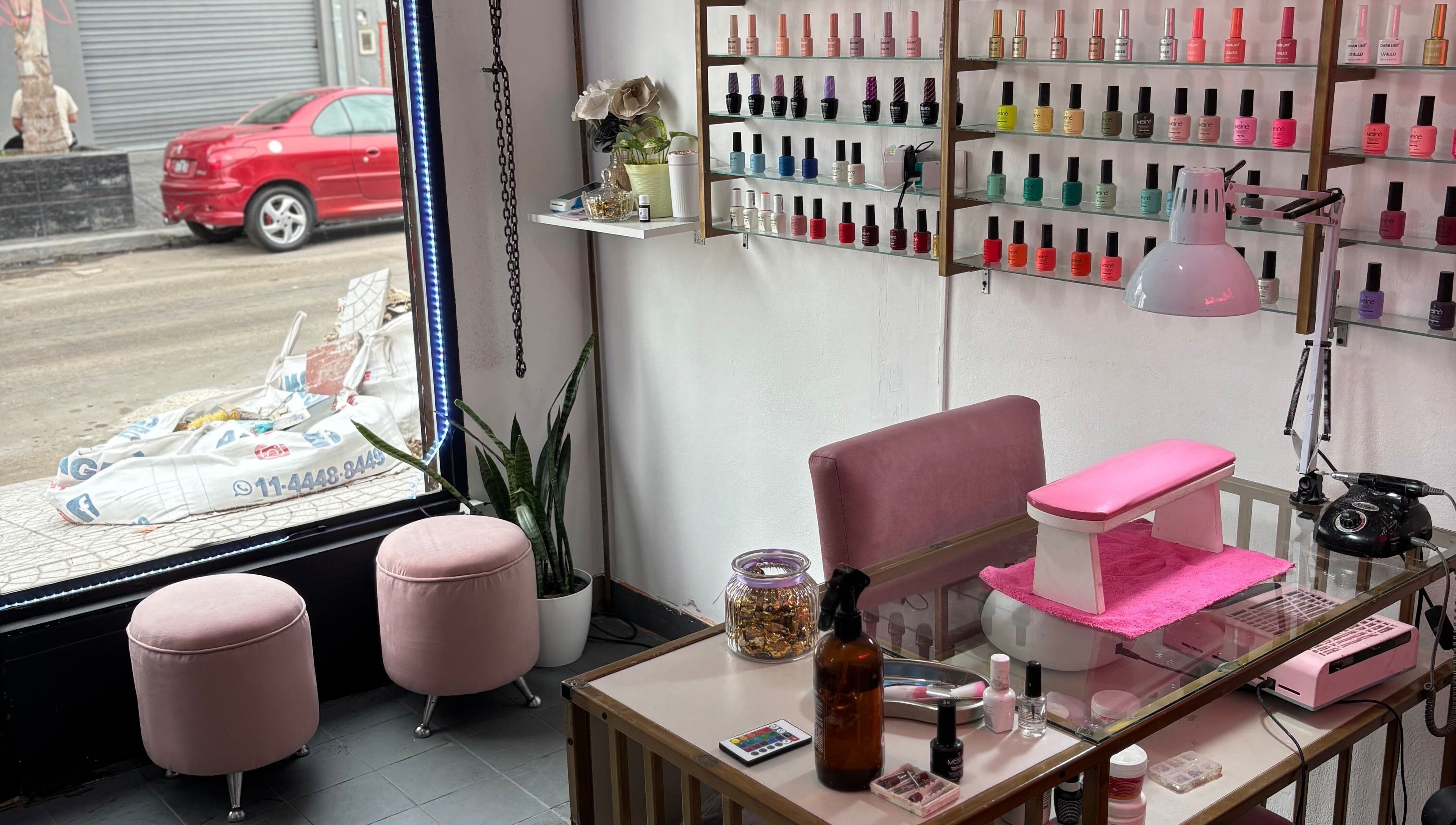 Interior acogedor de Bellsima Nails en Cbb, Provincia De Buenos Aires, AR, con esmaltes y decoración elegante.