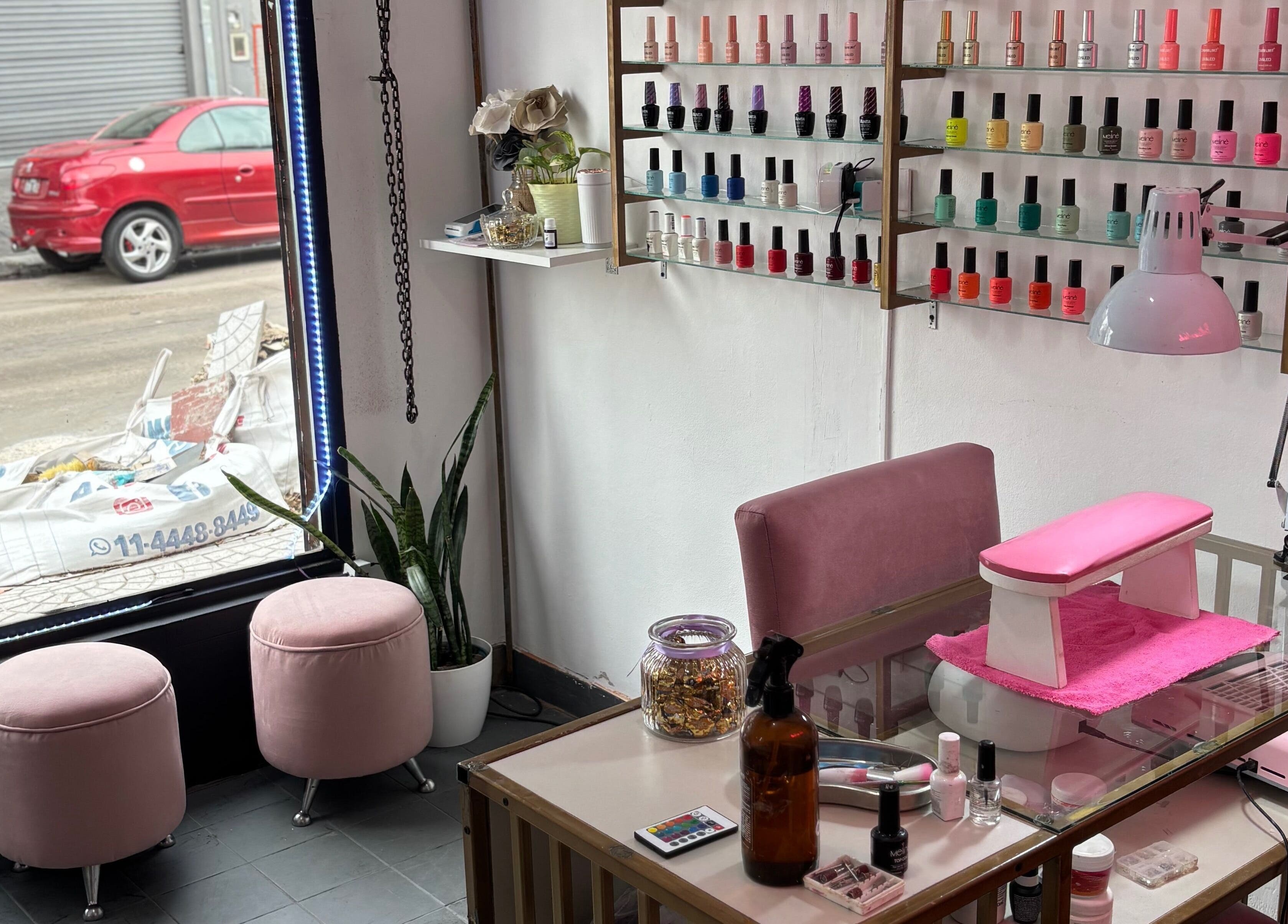 Interior acogedor de Bellsima Nails en Cbb, Provincia De Buenos Aires, AR, con esmaltes y decoración elegante.