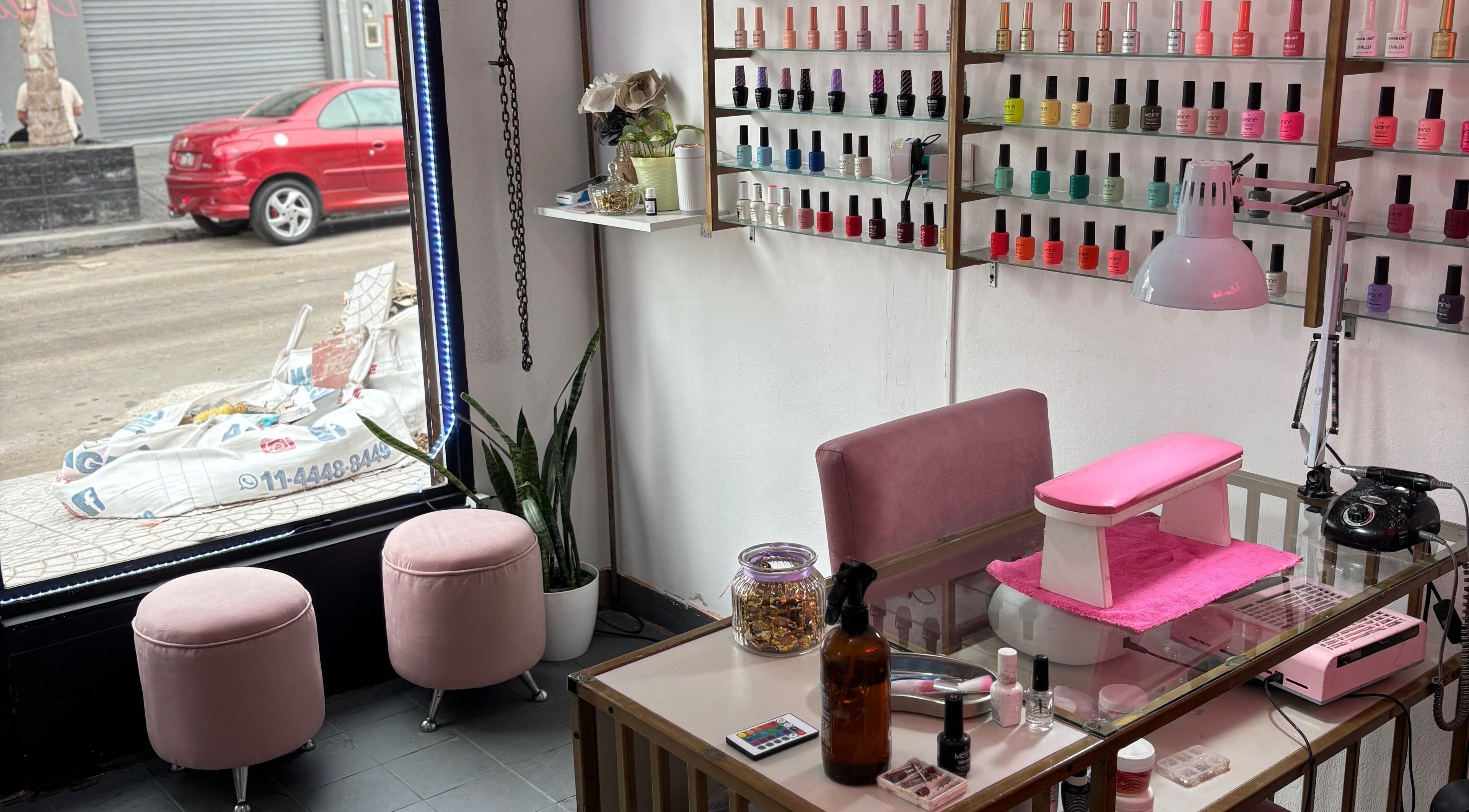 Interior acogedor de Bellsima Nails en Cbb, Provincia De Buenos Aires, AR, con esmaltes y decoración elegante.