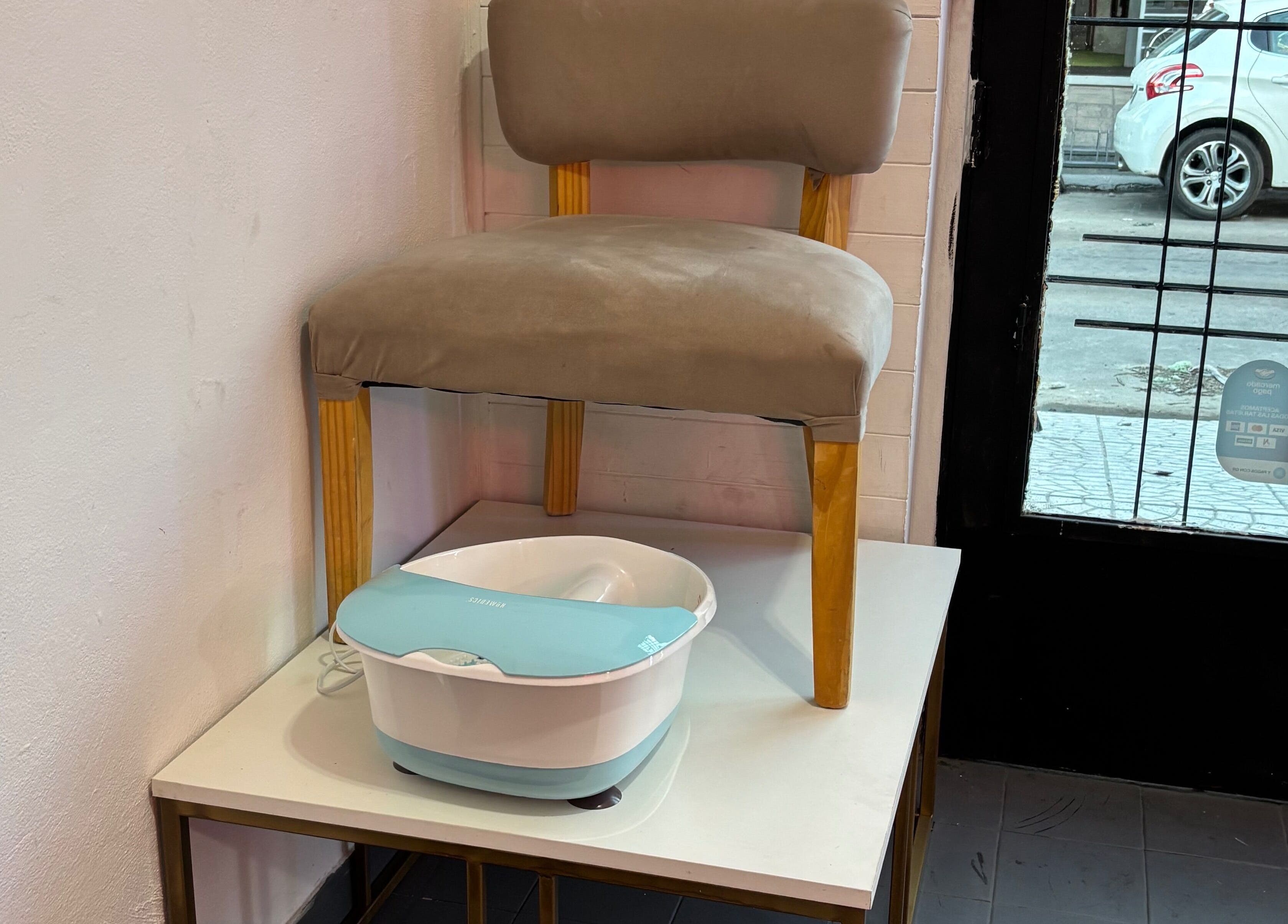 Pediluvio en Bellsima Nails, Cbb, Provincia De Buenos Aires, AR. Relájate con estilo y comodidad.