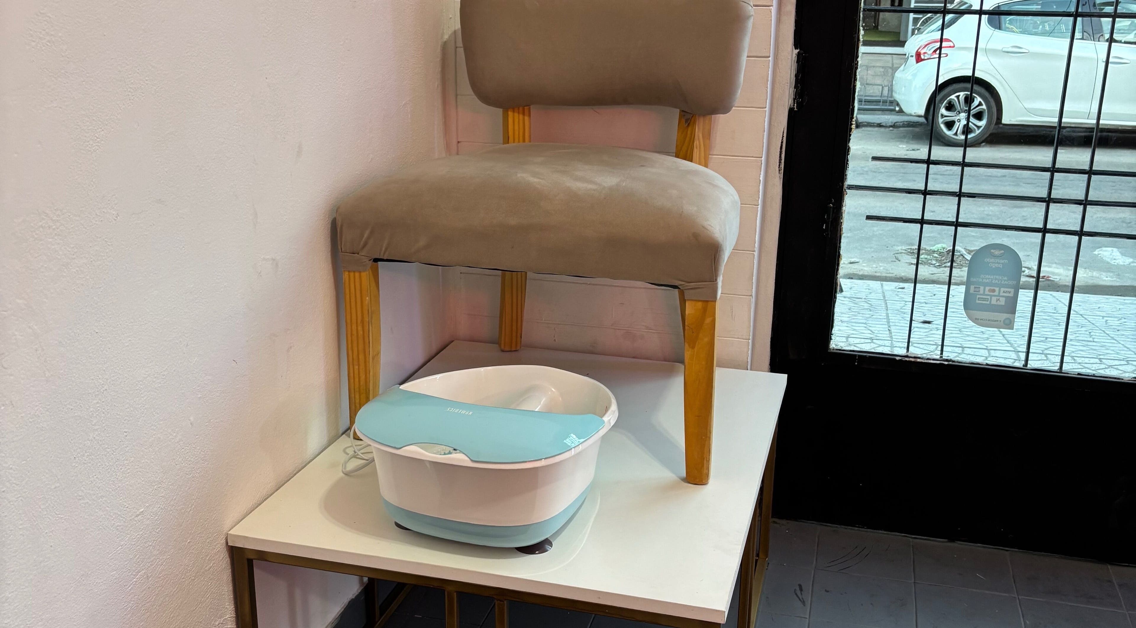 Pediluvio en Bellsima Nails, Cbb, Provincia De Buenos Aires, AR. Relájate con estilo y comodidad.