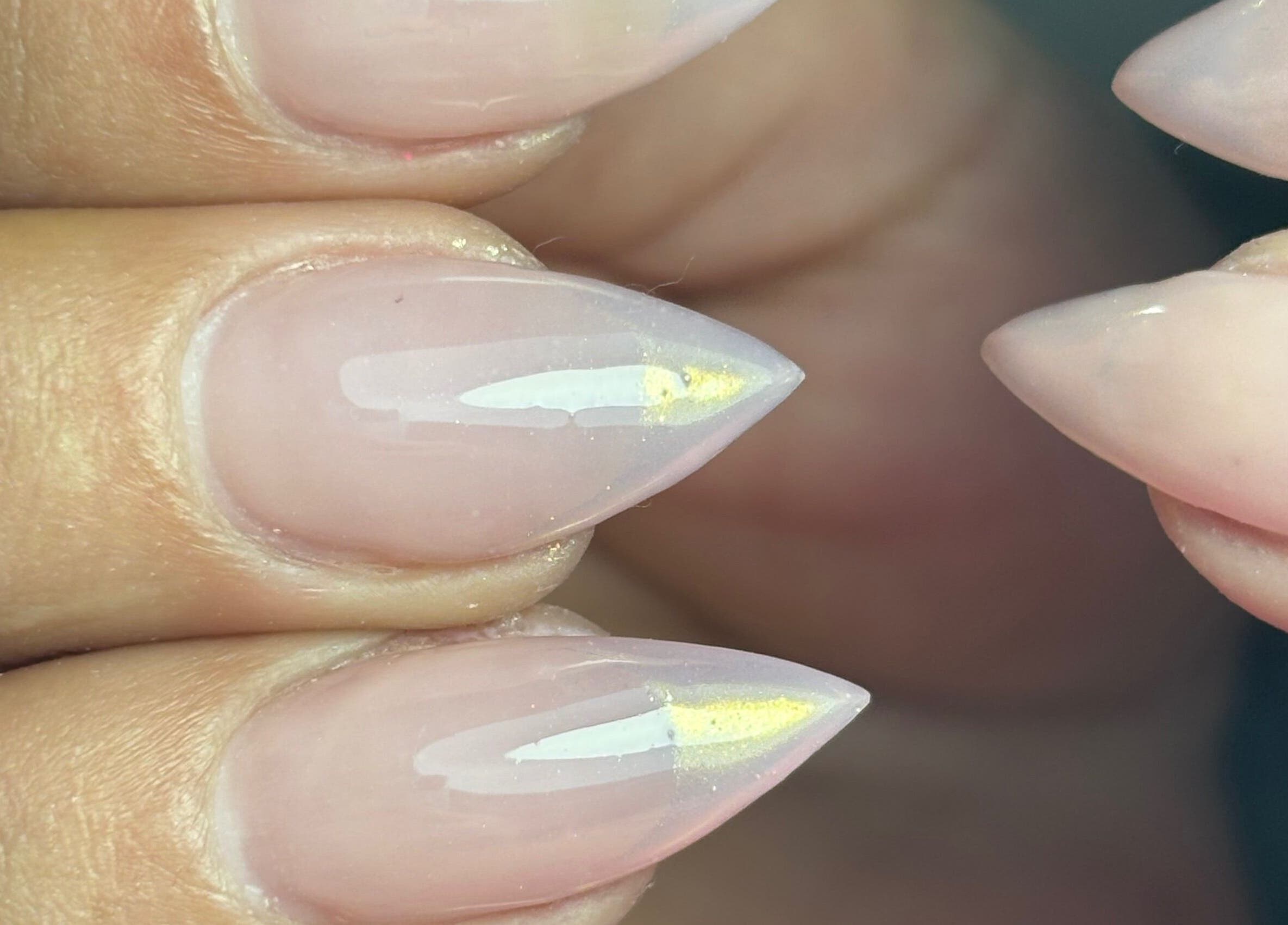 Uñas almendradas con acabado brillante en Bellsima Nails, Cbb, Provincia De Buenos Aires, AR.