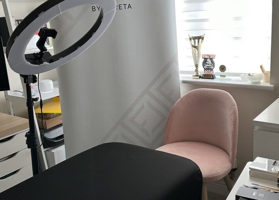 Cozy interior of Lash by Shumi - Luton Parkway, featuring a pink chair and ring light in Luton, England, GB.