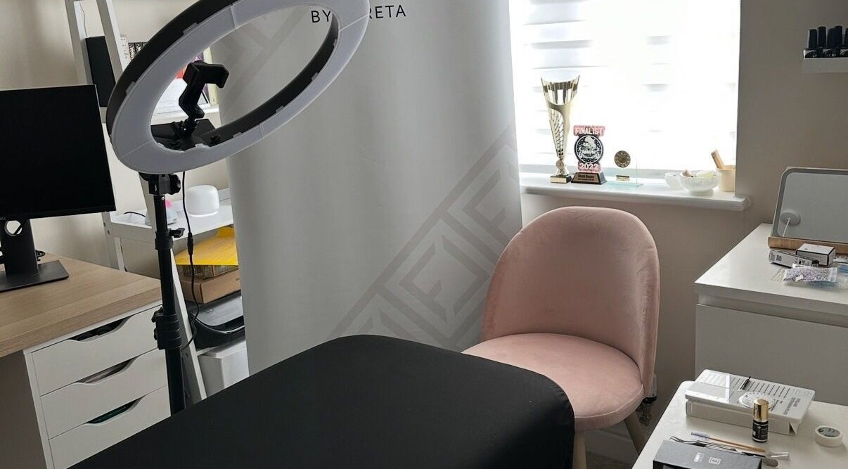 Cozy interior of Lash by Shumi - Luton Parkway, featuring a pink chair and ring light in Luton, England, GB.