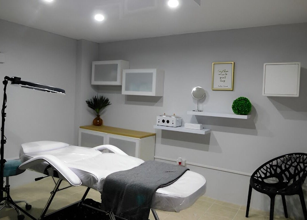 Sala de tratamiento moderna en Cortauñas Salón, Carolina, US, lista para servicios de belleza.