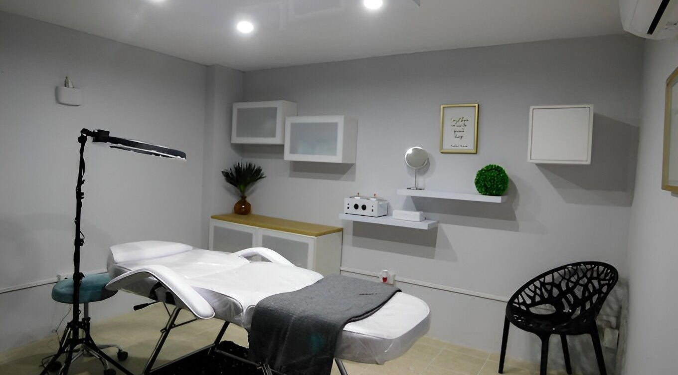 Sala de tratamiento moderna en Cortauñas Salón, Carolina, US, lista para servicios de belleza.