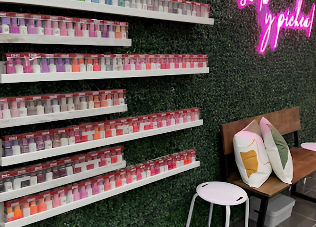 Exhibición de esmaltes en Cortauñas Salón, Carolina, US, con diseño moderno y acogedor.