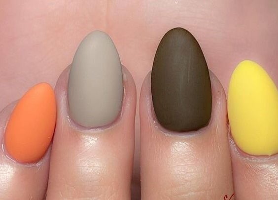 Manicura multicolor en Cortauñas Salón, Carolina, US, mostrando uñas en tonos mate vibrantes.