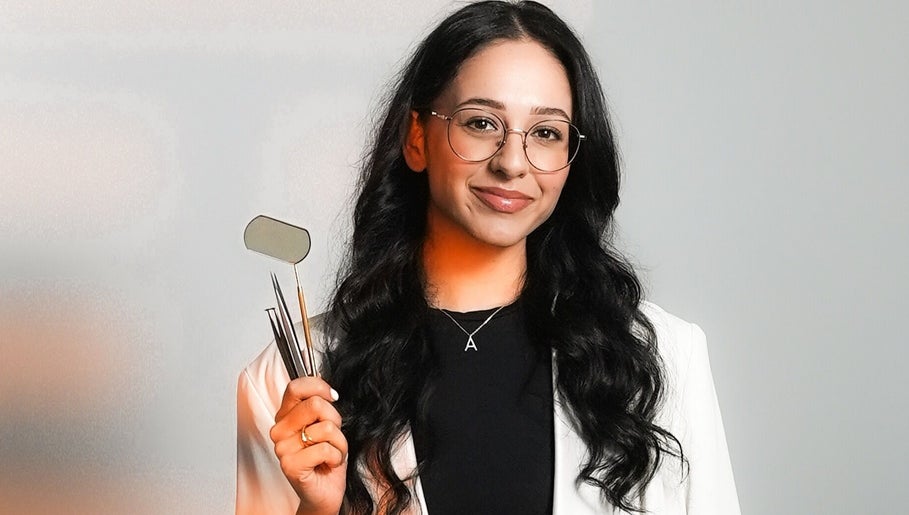 Expert beauty stilistă la CORO Beauty, Oradea, Județul Bihor, RO cu instrumente specializate.
