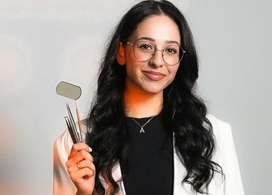 Expert beauty stilistă la CORO Beauty, Oradea, Județul Bihor, RO cu instrumente specializate.