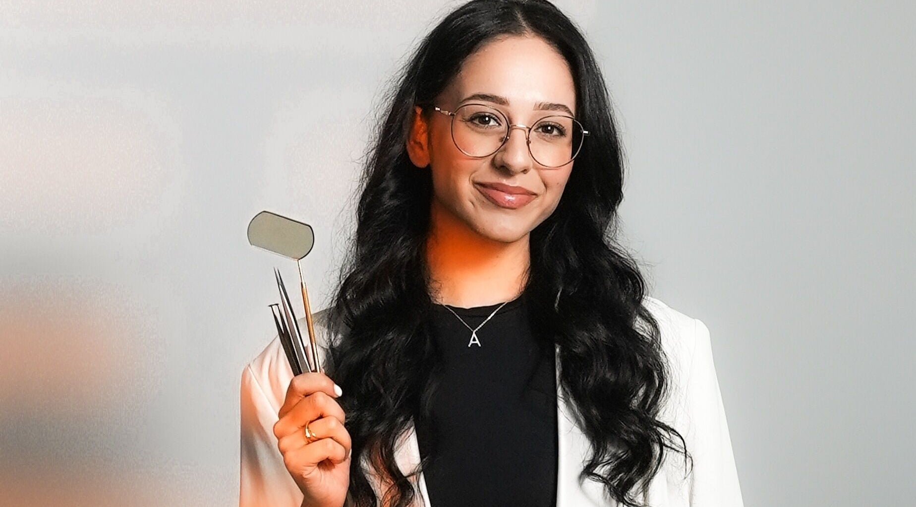 Expert beauty stilistă la CORO Beauty, Oradea, Județul Bihor, RO cu instrumente specializate.