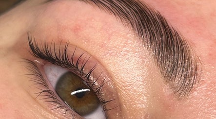 Sprâncene aranjate profesional la CORO Beauty, Oradea, Județul Bihor, RO, cu rezultate uimitoare.