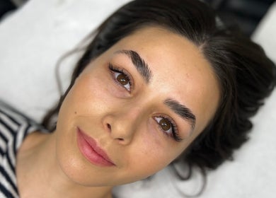 Serviciu de stilizare la CORO Beauty, Oradea, Județul Bihor, RO, oferind sprâncene elegante.