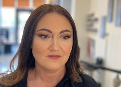 Clientă zâmbitoare la CORO Beauty în Oradea, Județul Bihor, RO, cu machiaj natural elegant.