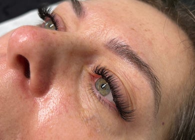 Extensii gene la CORO Beauty, Oradea, Județul Bihor, RO pentru un look expresiv și elegant.