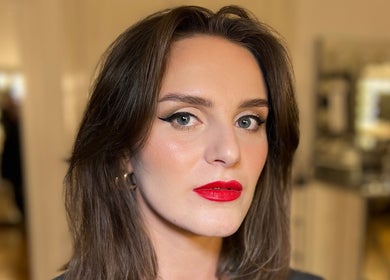 Makeup sofisticat la CORO Beauty, Oradea, Județul Bihor, RO, evidențiază eleganța cu un ruj roșu intens.