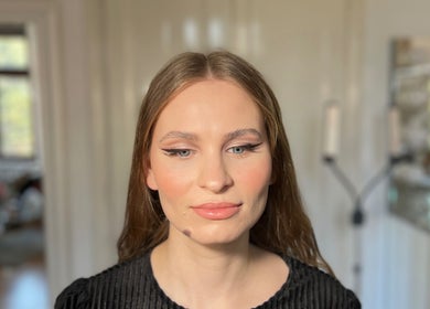 Femeie cu machiaj natural la CORO Beauty, Oradea, Județul Bihor, RO, arătând eleganță și simplitate.