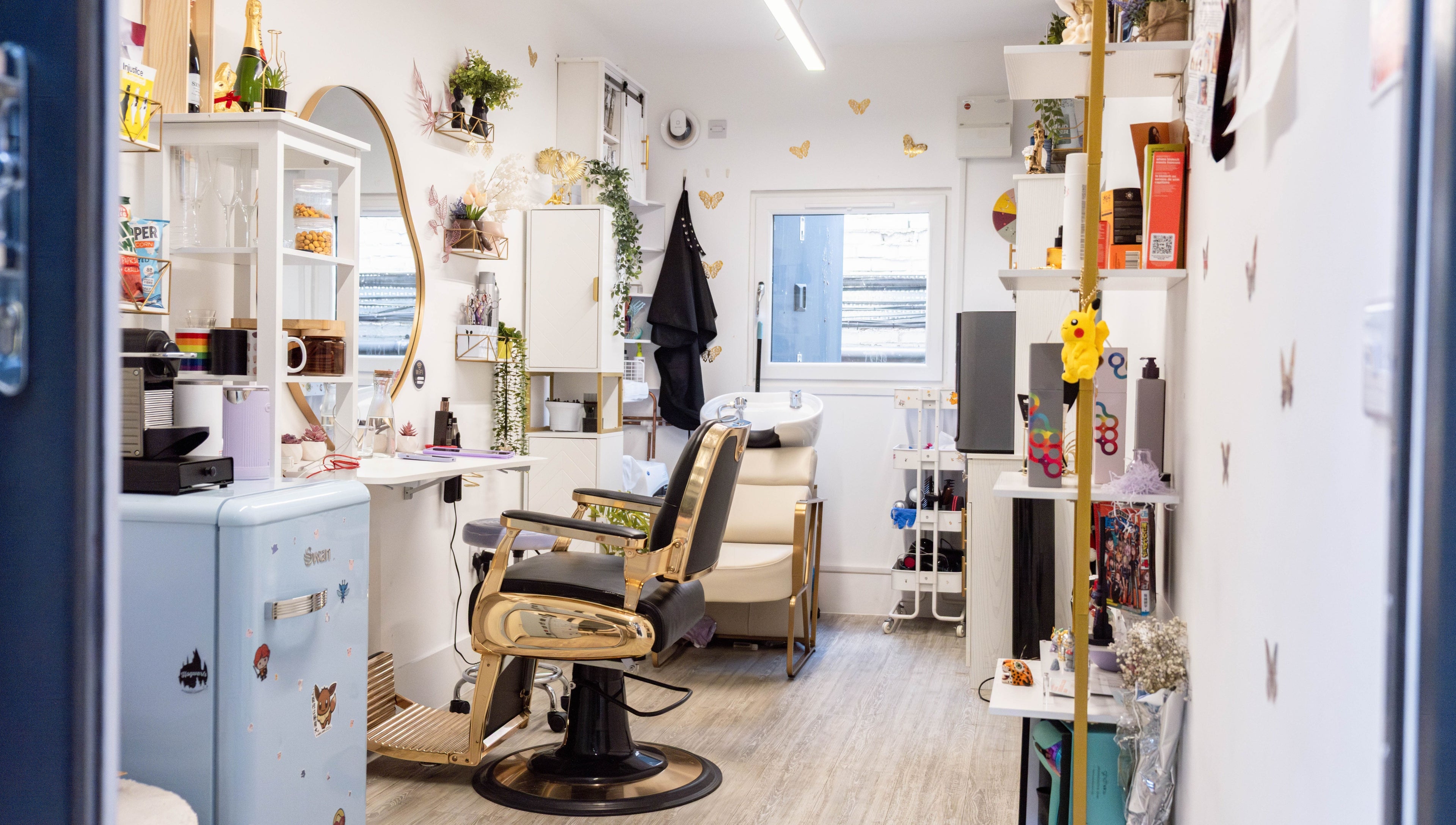 Fededamians - Fhairy Studio in London, England, GB offers a chic, welcoming space with elegant salon setup.