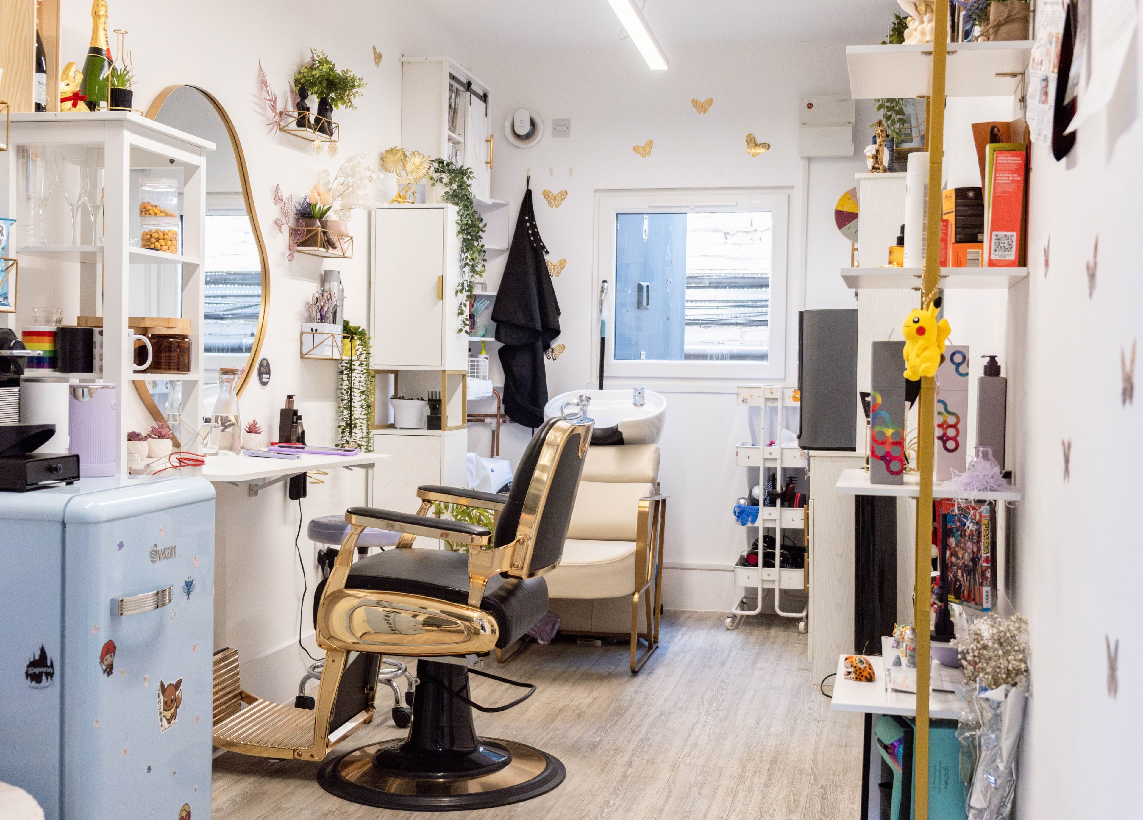 Fededamians - Fhairy Studio in London, England, GB offers a chic, welcoming space with elegant salon setup.