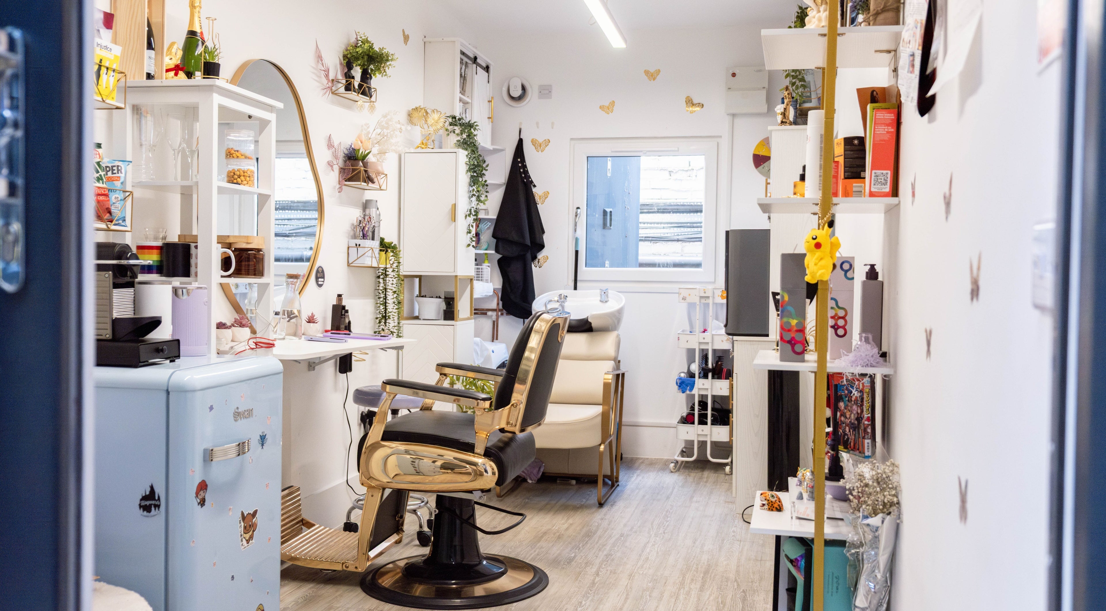 Fededamians - Fhairy Studio in London, England, GB offers a chic, welcoming space with elegant salon setup.