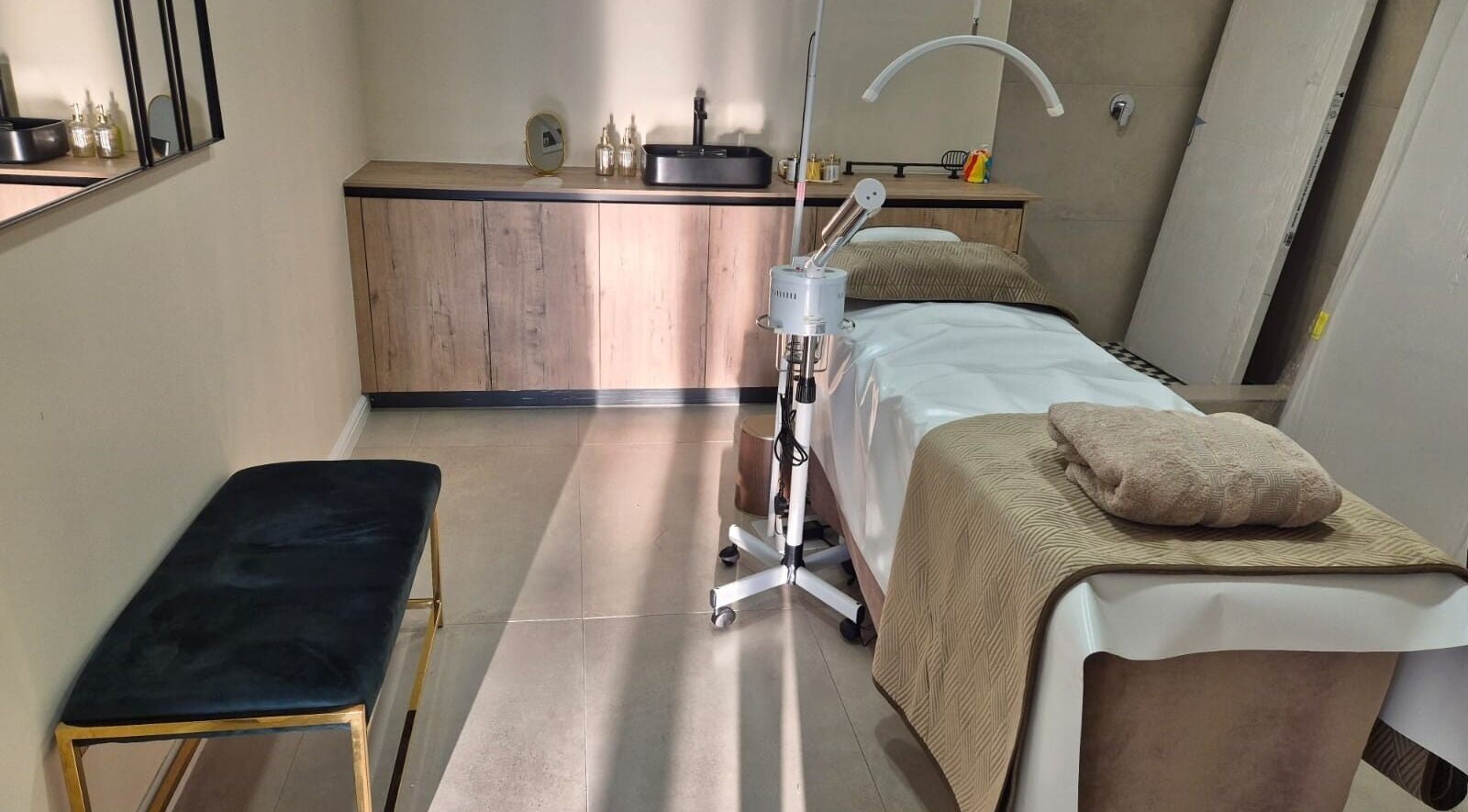 Relaxing treatment room at La Beauté on Frances Norwood, Johannesburg, Gauteng, ZA, featuring modern decor.