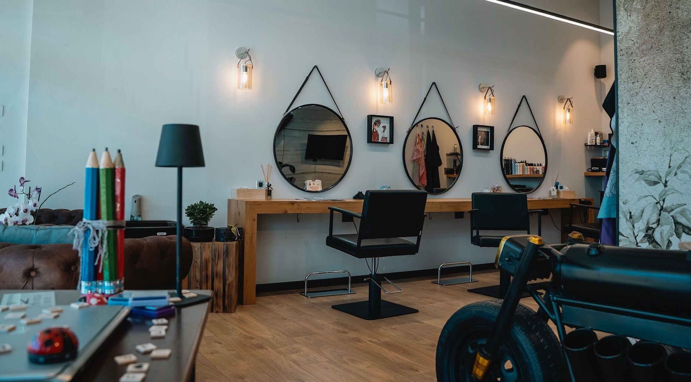 Interni di Marco Fieramosca HairStylist & BarberShop ad Abano Terme, Veneto, IT con specchi moderni.