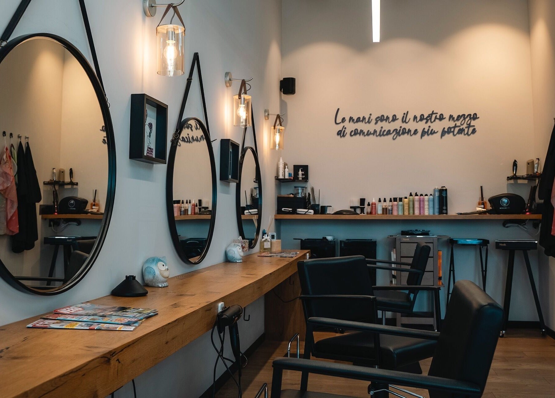 Interni moderni del Marco Fieramosca HairStylist & BarberShop ad Abano Terme, Veneto, IT.