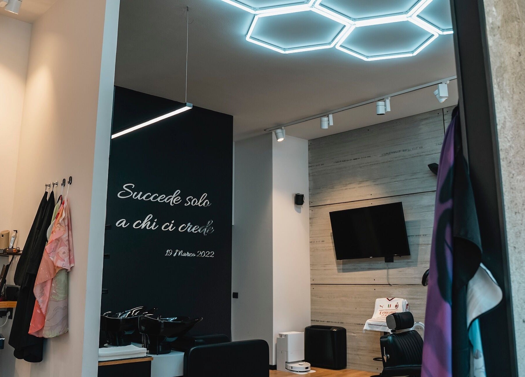 Interno moderno di Marco Fieramosca HairStylist & BarberShop, Abano Terme, Veneto, IT con arredamento elegante.