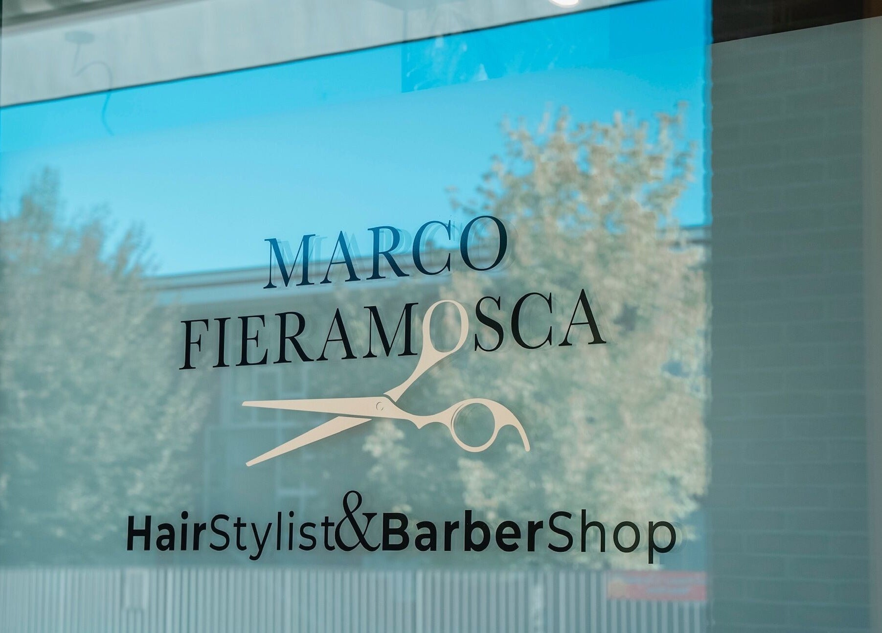 Vetrina di Marco Fieramosca HairStylist & BarberShop ad Abano Terme, Veneto, IT.