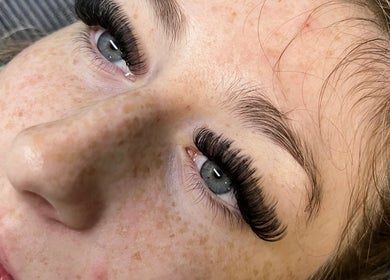 Close-up of luxurious eyelash extensions at Lo’s Lashes, Oshawa, Ontario, CA, enhancing natural beauty.
