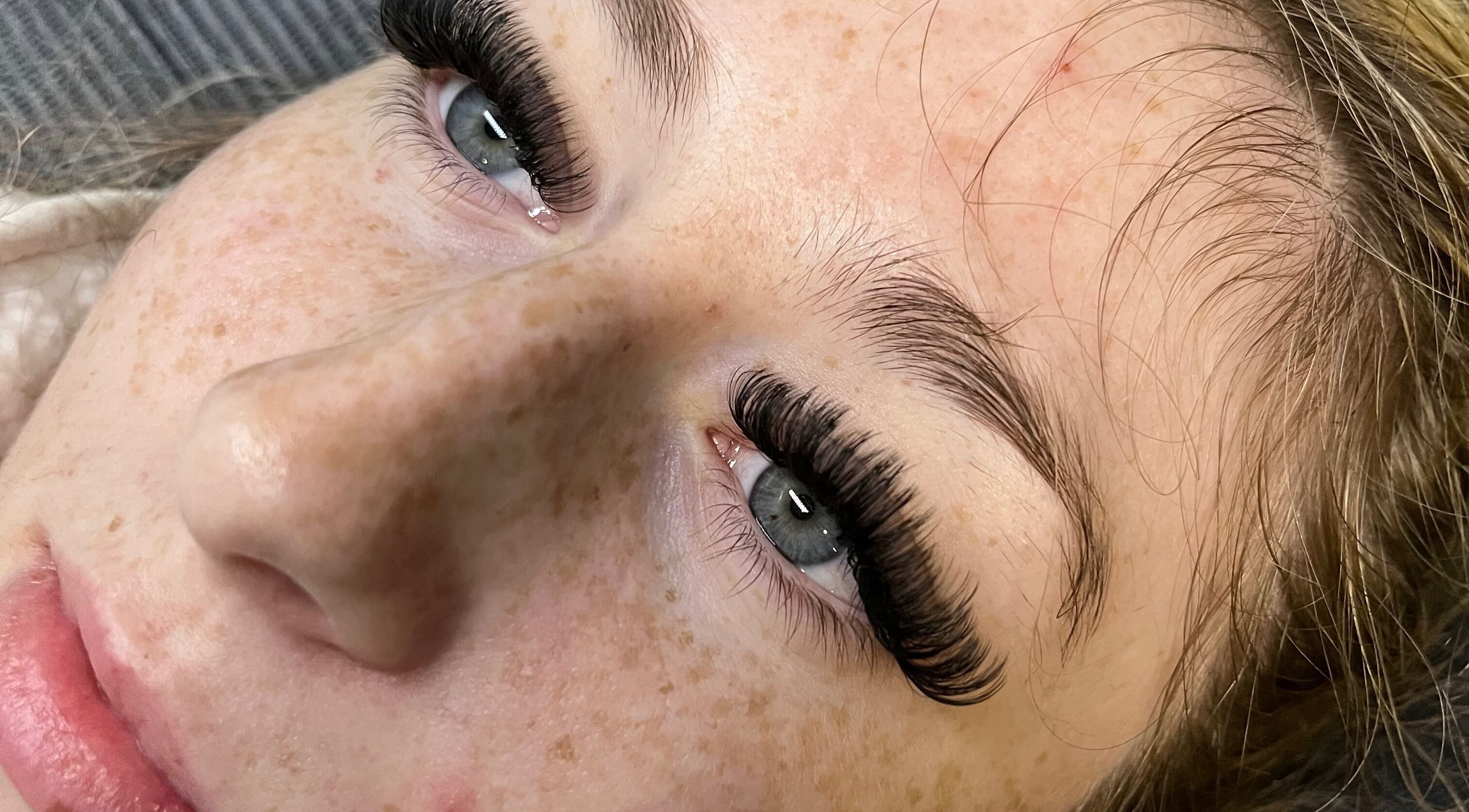 Close-up of luxurious eyelash extensions at Lo’s Lashes, Oshawa, Ontario, CA, enhancing natural beauty.
