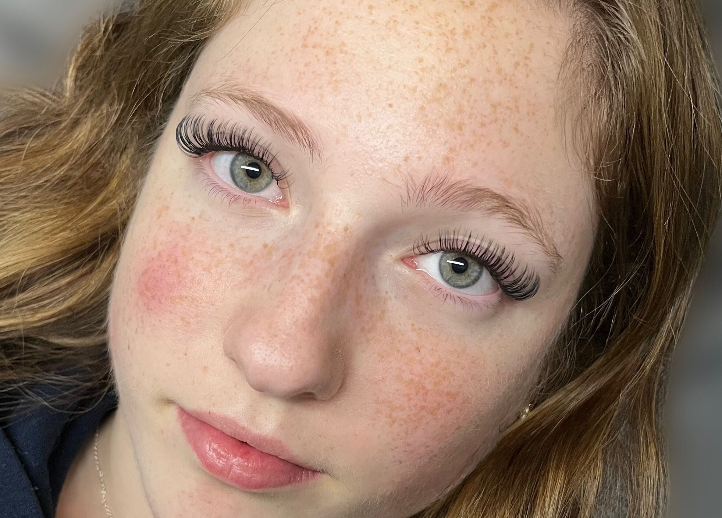 Close-up of eyelash extensions by Lo’s Lashes in Oshawa, Ontario, CA highlighting intricate lash detail.