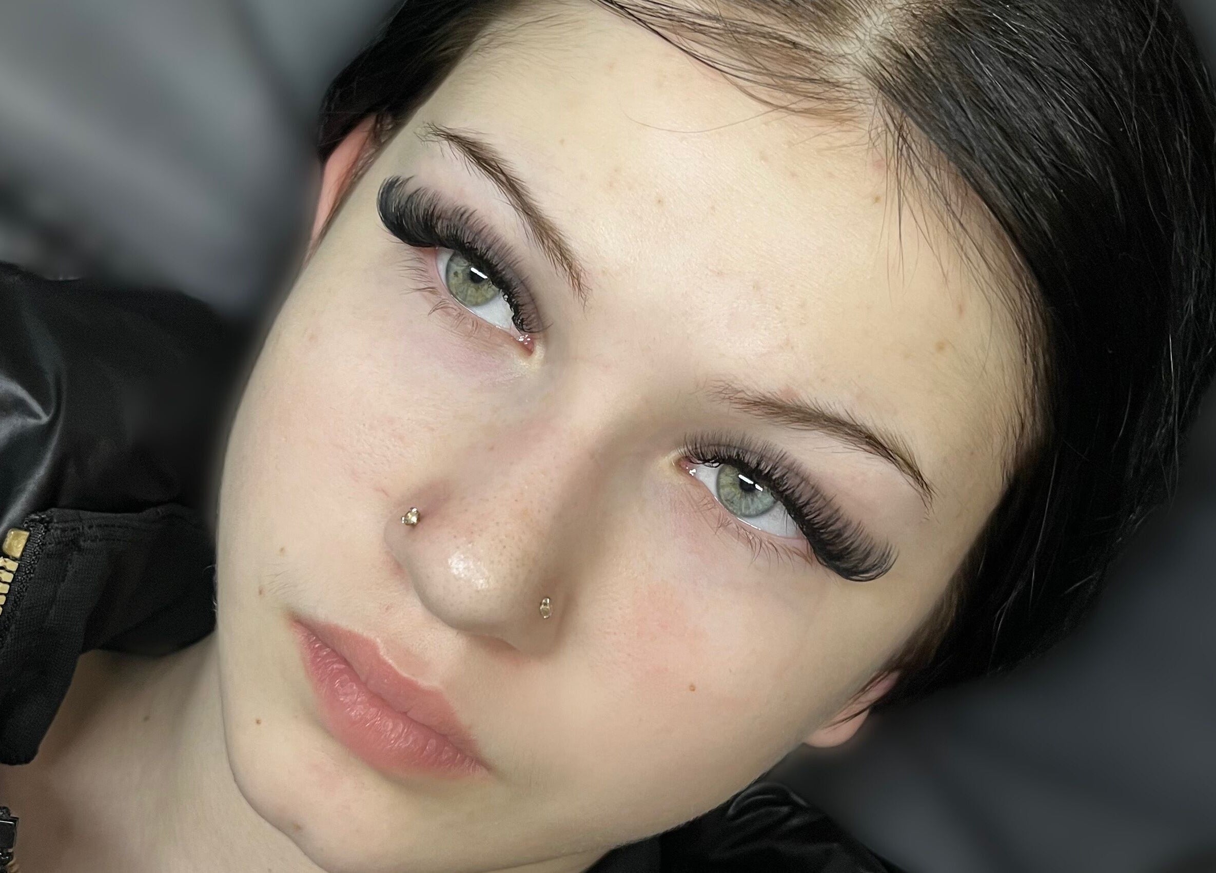 Close-up of eyelash extensions from Lo’s Lashes in Oshawa, Ontario, CA showcasing detailed work.