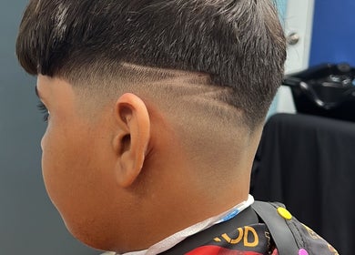 Corte estilo moderno en Emilio Barber, Humacao, Humacao, PR, con diseño en el lateral del cabello.