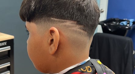 Corte estilo moderno en Emilio Barber, Humacao, Humacao, PR, con diseño en el lateral del cabello.