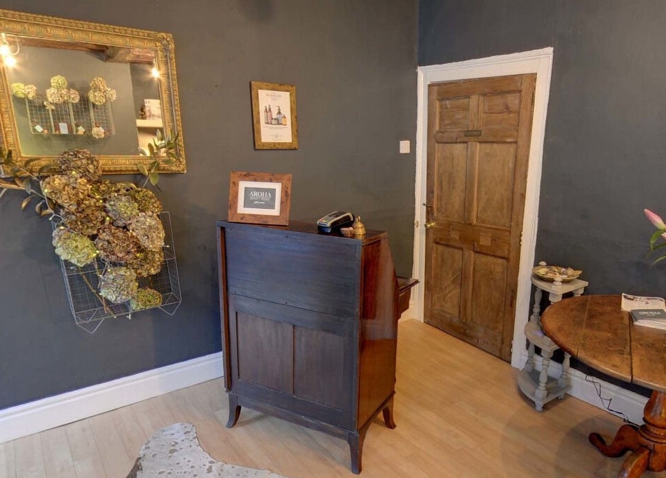 Charming room at Orb Retreat in Uppingham, England, GB, featuring rustic furnishings and floral decor.