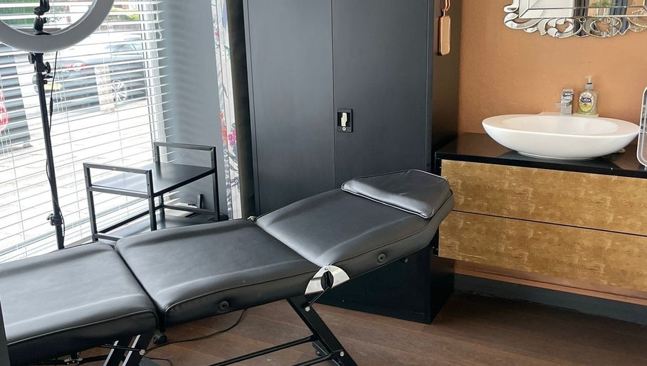 Modern treatment room at Queen Lashes in Leicester, England, GB with a sleek chair and stylish decor.