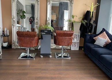Spacious salon with plush seating and large mirrors at Queen Lashes, Leicester, England, GB.