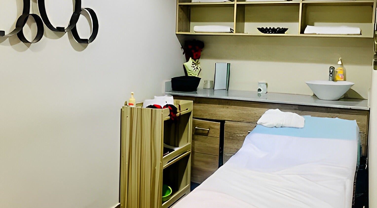 Calm treatment room at Studio Stylish in Lagos, Lagos, NG with modern decor and amenities.