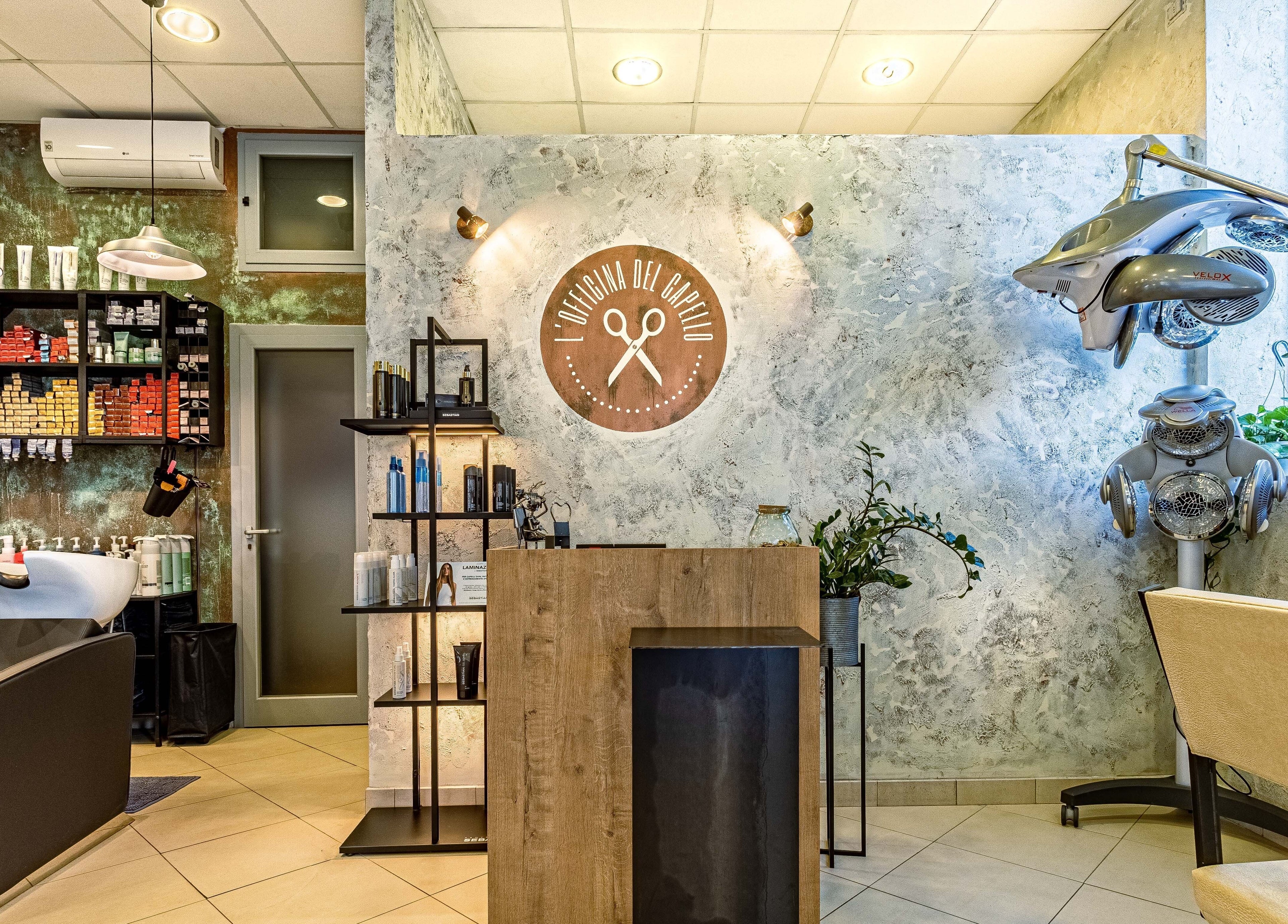 Interno di L'officina Del Capello a Sanremo, Liguria, IT con arredamento moderno e prodotti di bellezza.
