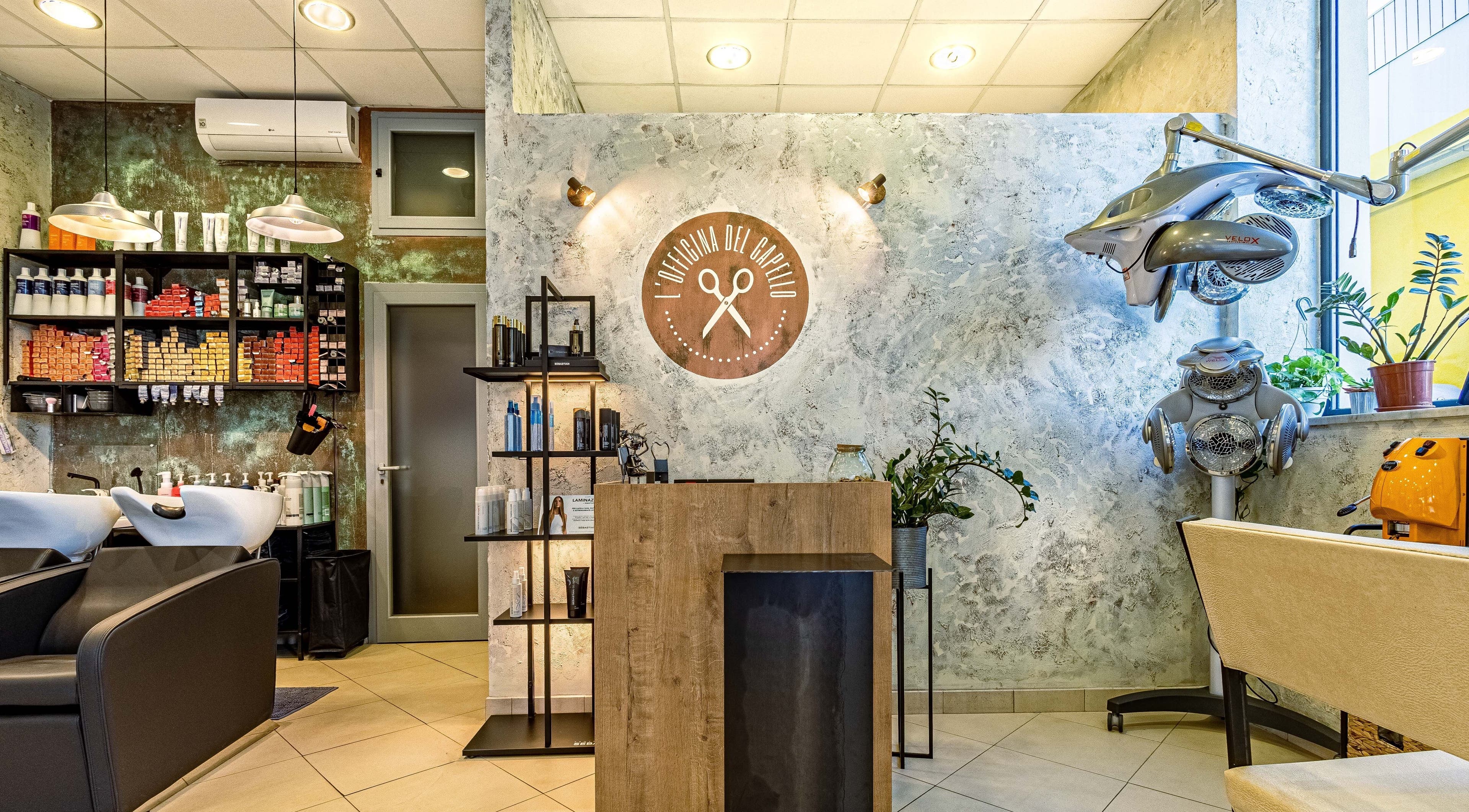 Interno di L'officina Del Capello a Sanremo, Liguria, IT con arredamento moderno e prodotti di bellezza.
