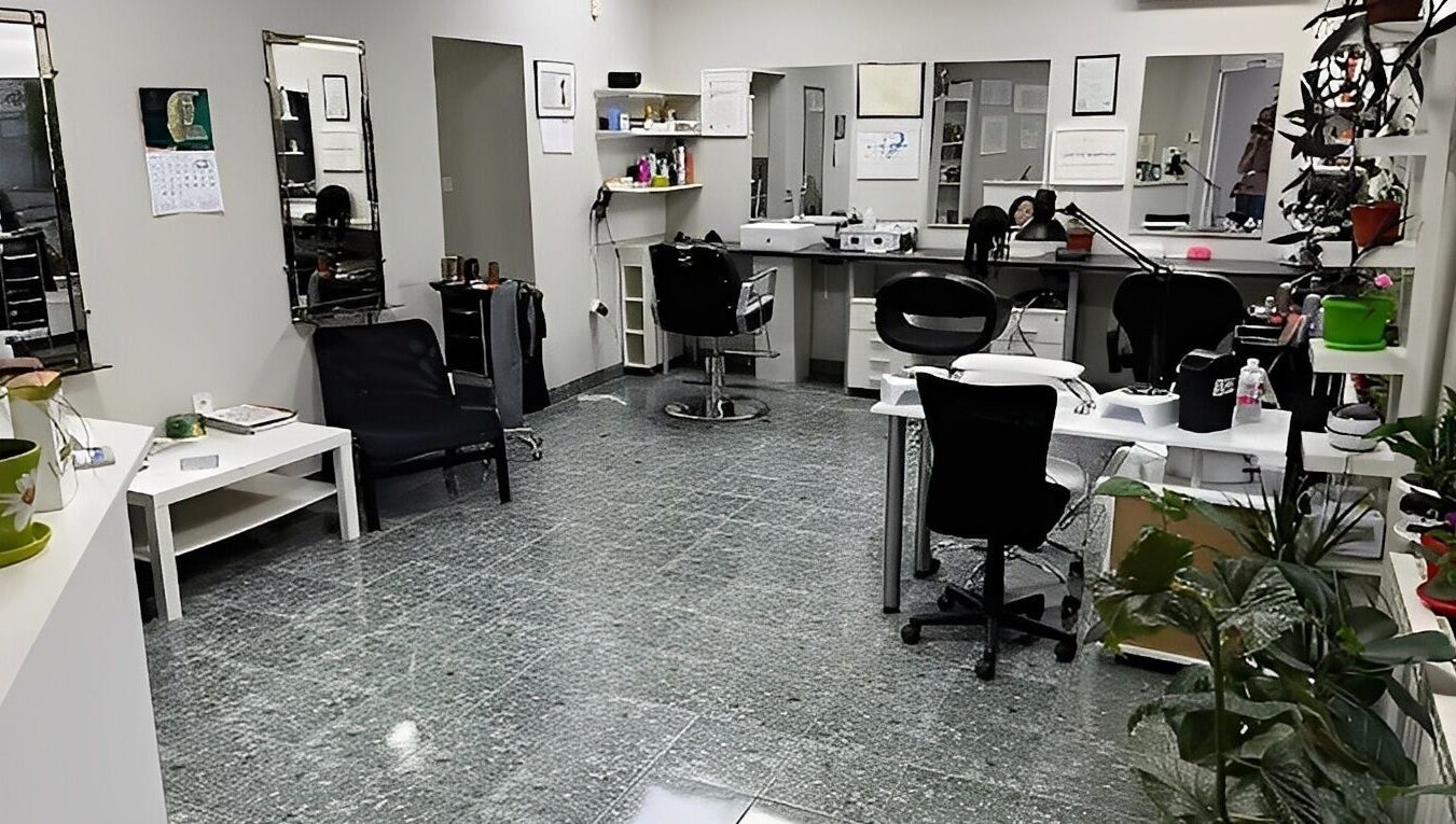 Интериор на Фризьорски салон MITKO KUNEV HAIR STYLIST в Бяла Слатина, Враца, BG с модерно обзавеждане.