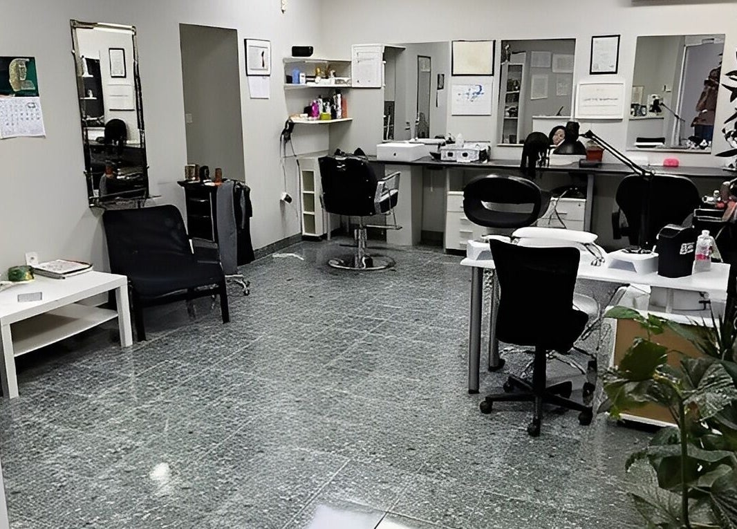 Интериор на Фризьорски салон MITKO KUNEV HAIR STYLIST в Бяла Слатина, Враца, BG с модерно обзавеждане.