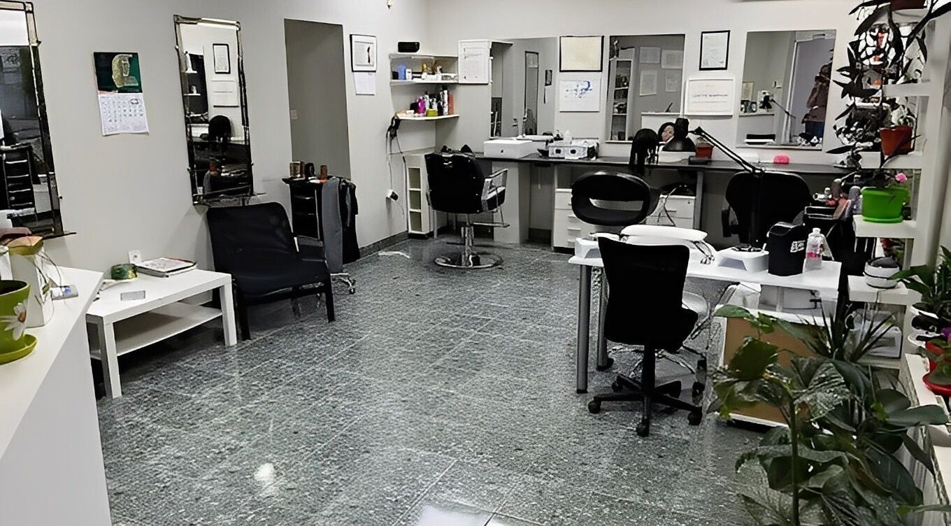 Интериор на Фризьорски салон MITKO KUNEV HAIR STYLIST в Бяла Слатина, Враца, BG с модерно обзавеждане.