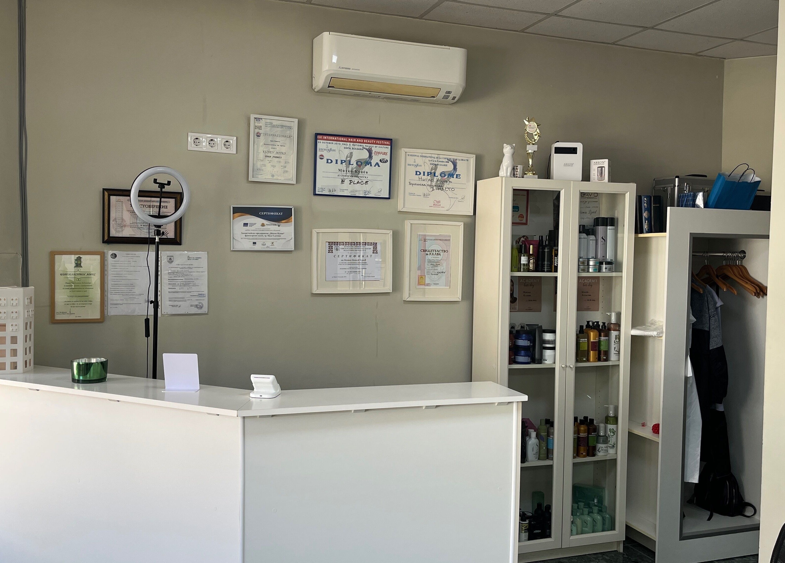 Светла рецепция на Фризьорски салон 'MITKO KUNEV HAIR STYLIST', Бяла Слатина, Враца, BG.