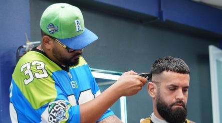 Barber at Polanco Barber in Humacao, PR giving a precise haircut to a customer.